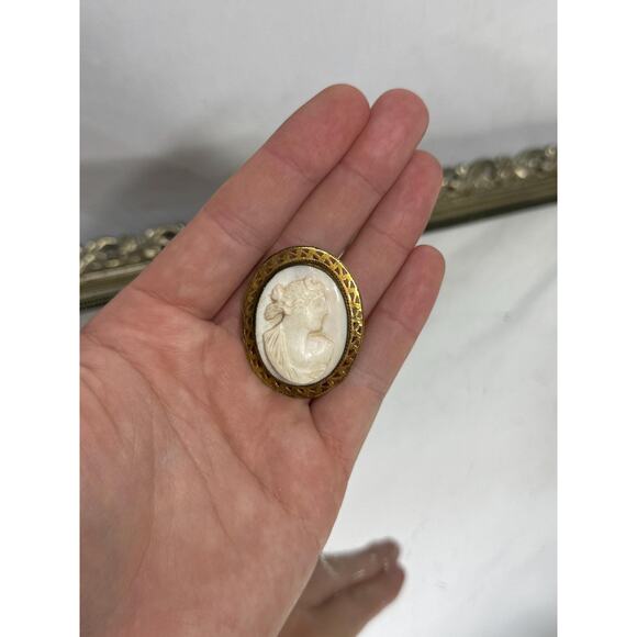 Antique 10K Gold Carved Shell Cameo Brooch Pin - Picture 5 of 8